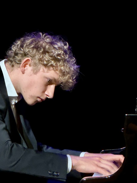 David Kooi wint Eerste Prijs op Internationaal Pianoconcours